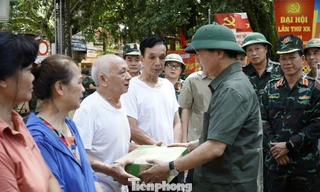 Phó Thủ tướng Trần Hồng Hà thăm hỏi, động viên nhân dân vùng lũ Cao Bằng.