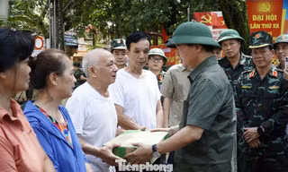 Phó Thủ tướng Trần Hồng Hà thăm hỏi, động viên nhân dân vùng lũ Cao Bằng.