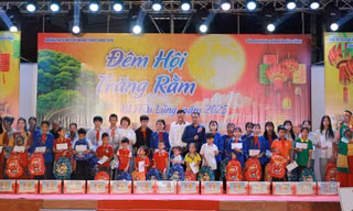 Tỉnh Đoàn Lạng Sơn và lãnh đạo xã Hữu Lũng tặng quà cho các em học sinh hoàn cảnh khó khăn. Ảnh: Duy Chiến 