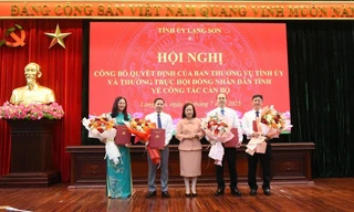 Các cán bộ được bổ nhiệm nhận quyết định, hoa chúc mừng của lãnh đạo tỉnh Lạng Sơn. 