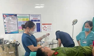 Đại úy Nguyễn Văn Đức cấp cứu tại bệnh viện. Ảnh: C.A