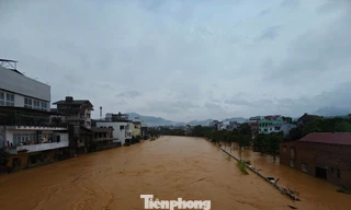 Lực lượng chức năng Cao Bằng đưa người dân đến nơi an toàn. 