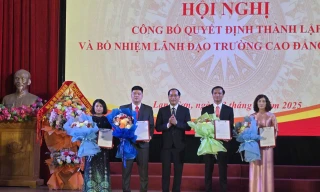 Ban lãnh đạo Trường Cao đẳng Lạng Sơn quyết định, hoa chúc mừng của lãnh đạo tỉnh Lạng Sơn. Ảnh: Duy Chiến. 