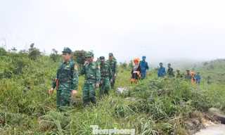 Lực lượng Biên phòng và dân quân, nhân dân Lạng Sơn phối hợp tuần tra biên giới. Ảnh: B.P