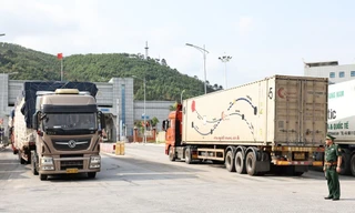 Hàng chở hoa quả thông quan qua cửa khẩu Lạng Sơn. Ảnh: Đ.Q