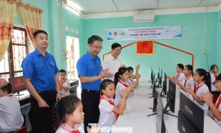 Các em học sinh biên giới Lạng Sơn vui mừng nhận dàn máy tính do Trung ương Đoàn tặng. 