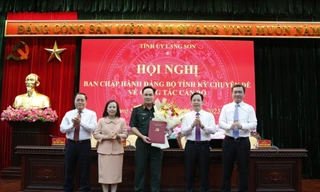 Thường trực Tỉnh ủy Lạng Sơn trao quyết định và tặng hoa chúc mừng Đại tá Mai Xuân Phong, Chỉ huy trưởng Bộ Chỉ huy Quân sự tỉnh