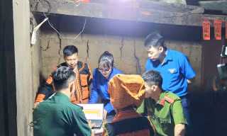 Giúp người dân tiến hành các thủ tục hành chính công ở xã Ba Sơn. 