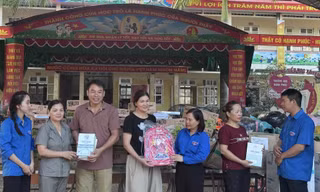 Tặng quà hỗ trợ cho các em học sinh vùng lũ Lạng Sơn. 