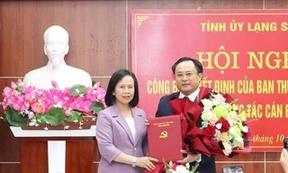 Ông Lương Trọng Quỳnh nhận quyết định, hoa chúc mừng. 