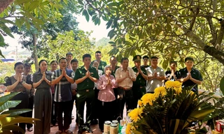 Tưởng niệm các Anh hùng liệt sỹ đã hy sinh bảo vệ biên giới phía Bắc của Tổ quốc. Ảnh: Duy Chiến.