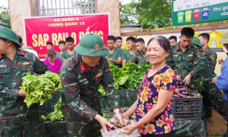 Trao gửi rau, củ cho người dân vùng lũ. 