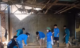 Giúp dân khắc phục hậu quả bão lũ. 