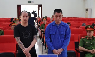 Hai bị cáo Khánh và Thành ra tòa lĩnh án. Ảnh: B.T