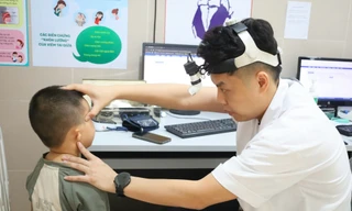 Các em được thăm khám kỹ lưỡng chuẩn bị cho ca phẫu thuật miễn phí. 