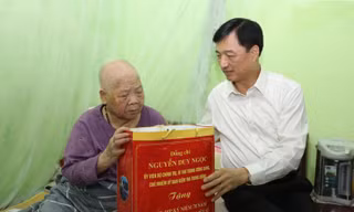 Đồng chí Nguyễn Duy Ngọc, Ủy viên Bộ Chính trị, Bí thư Trung ương Đảng, Chủ nhiệm Ủy ban Kiểm tra Trung ương trao quà cho Mẹ Việt Nam Anh hùng Nguyễn Thị Kim ở Lạng Sơn. 