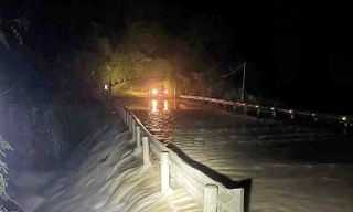 Bão lũ bất ngờ cuốn trôi nhiều cán bộ, công nhân đang thi công dự án cao tốc Đồng Đăng- Trà Lĩnh. 