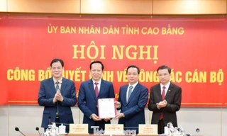 Các cán bộ được điều động, bổ nhiệm nhận hoa chúc mừng. Ảnh: CB