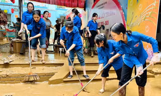 Tuổi trẻ Cao Bằng hăng hái tham gia vệ sinh môi trường. 