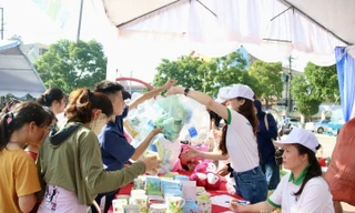 Sôi nổi chương trình "Đổi rác lấy quà" ở Lạng Sơn. 