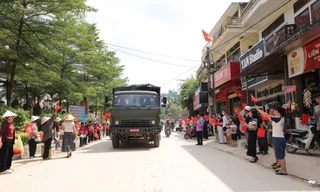 Bà con vùng lũ Lạng Sơn chia tay cán bộ, chiến sĩ Trung đoàn 12. 