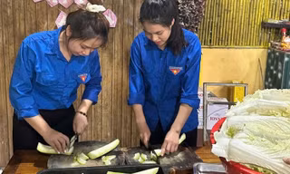 Tuổi trẻ Cao Bằng gửi gắm tình cảm qua những suất cơm yêu thương. 