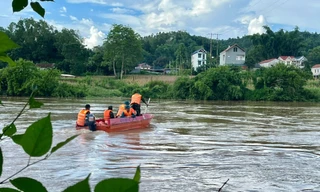 Lực lượng chức năng tỉnh Lạng Sơn tìm kiếm người đuối nước. 