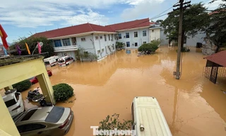 Cán bộ y tế phun hóa chất xử lý môi trường tại khu vực xã Thất Khê, tỉnh Lạng Sơn.