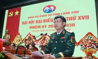 Thiếu tướng Đỗ Văn Tuấn, Phó Tư lệnh Quân khu 1 ghi nhận những thành tích xuất sắc của Đảng bộ Quân sự tỉnh Lạng Sơn. Ảnh: Duy Chiến, 