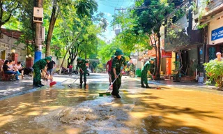 Lực lượng Biên phòng Cao Bằng tham gia vệ sinh đường phố.