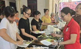 Người dân nấu cơm đóng thành hộp gửi đến bà con vùng lũ. Ảnh: Duy Chiến. 