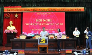 Bỏ phiếu giới thiệu chức danh Chủ tịch UBND tỉnh Lạng Sơn nhiệm kỳ 2021-2026. 