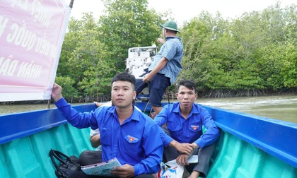 Tiếng loa trên sông tuyên truyền bầu cử ở vùng Đất Mũi