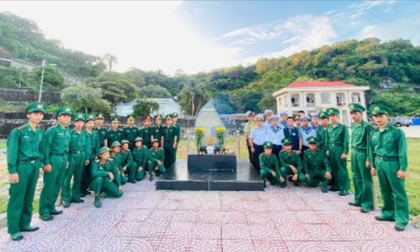 Đảo tiền tiêu Hòn Khoai rực khí thế ngày thành lập quân đội