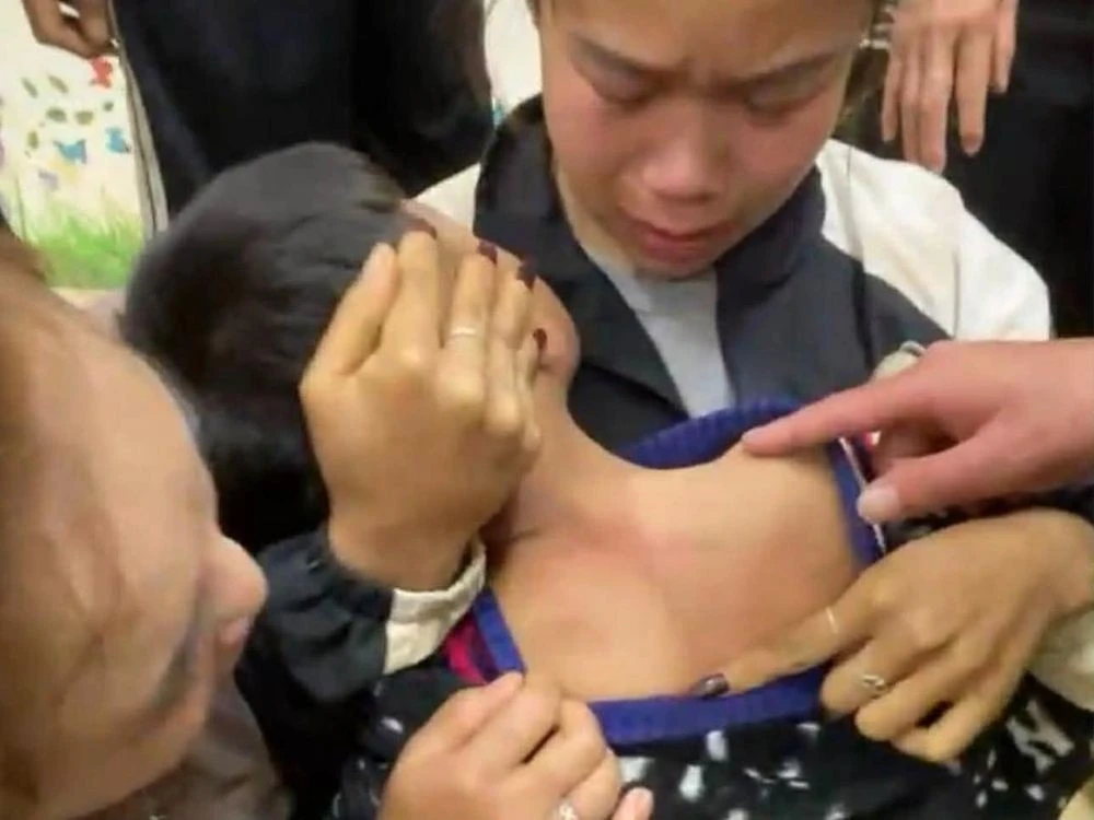 Học sinh tiểu học bị bỏ quên trong lớp tối, gia đình hoảng loạn tìm kiếm