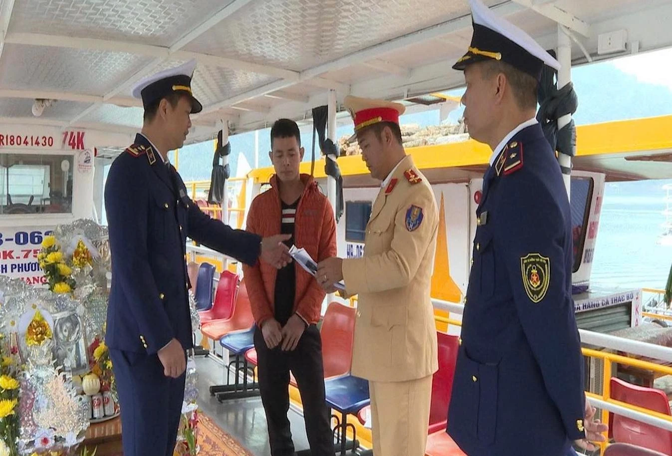 Hồ Hòa Bình: Siết chặt an toàn đường thủy mùa lễ hội, hàng nghìn du khách chờ đợi