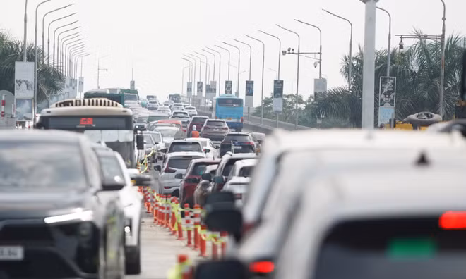 Dòng ôtô nhích từng chút lên cầu Thăng Long trong ngày đầu cấm xe để thi công trạm cân