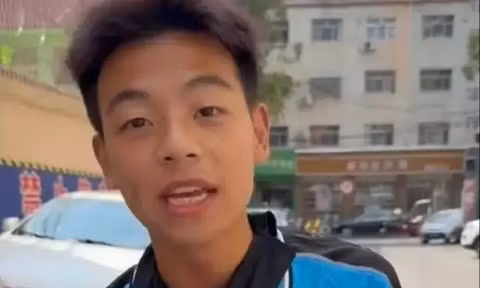 Chàng trai shipper nhận thư báo trúng tuyển đại học hàng đầu khi đang giao đồ ăn