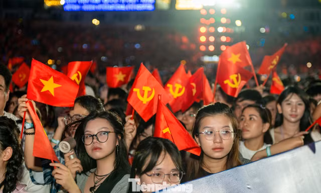 'Mãi mãi tuổi 20' đưa 40.000 khán giả tri ân thế hệ dâng hiến tuổi xuân