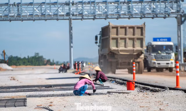 Công nhân căng mình ứng phó trước thời tiết nắng nóng như đổ lửa 