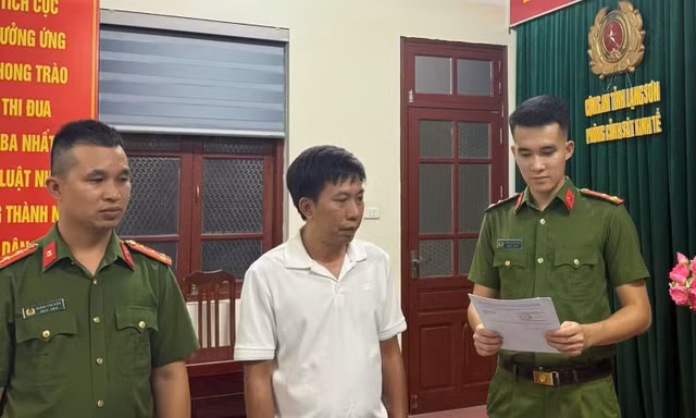 Khởi tố giám đốc và nhân viên đổ trộm chất thải xây dựng khi phá dỡ công trình 