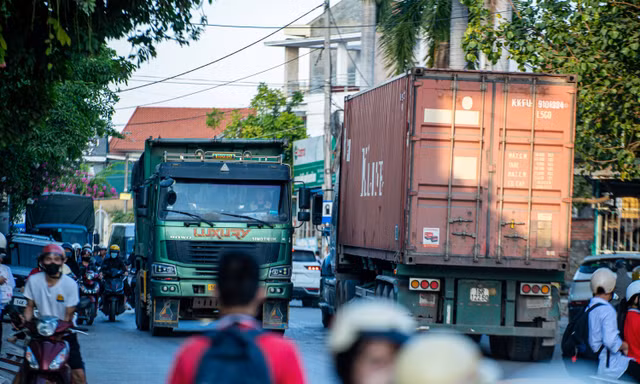 Quảng Ninh: Hạn chế xe chở đất đá qua cổng trường học sau phản ánh của Tiền Phong