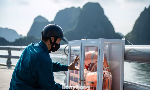 Quảng Ninh giăng 'lưới” áo phao an toàn dọc đường bao biển