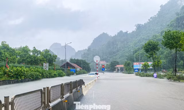 Quốc lộ 18 ngập sâu hơn 1m, giao thông qua Đèo Bụt tê liệt