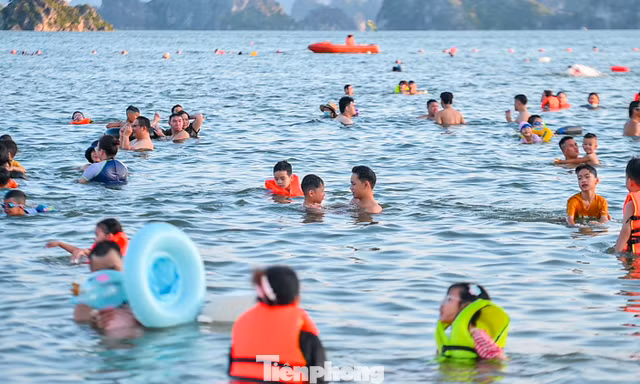 Người dân Quảng Ninh đổ ra bãi biển để tránh nóng