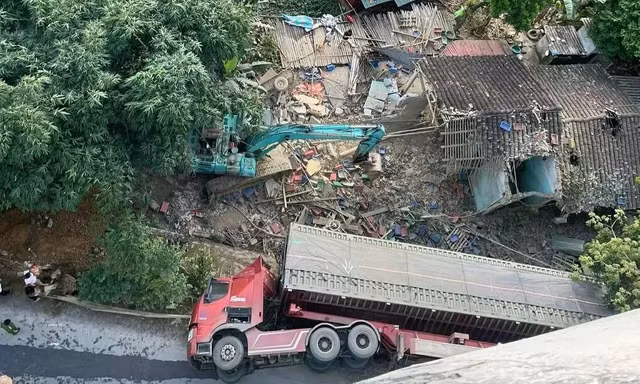 Xe đầu kéo lật ngang đè sập nhà dân ở Cao Bằng, 3 người tử vong tại chỗ