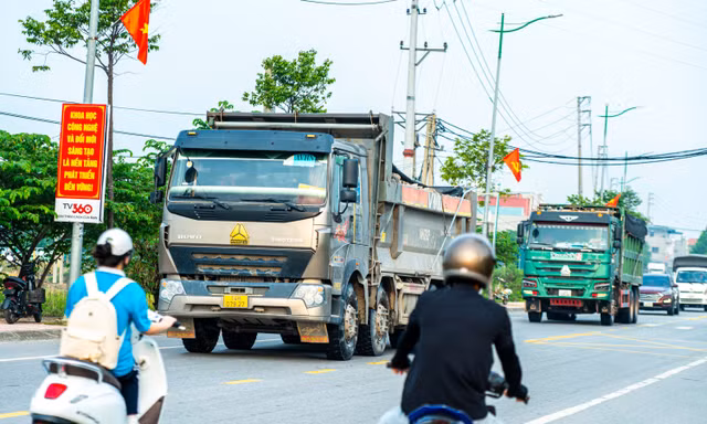Xe tải chở đất tung hoành giờ cao điểm học sinh đến trường