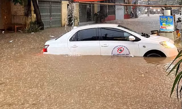 Cảnh phố phường Lạng Sơn ngập sâu trong nước