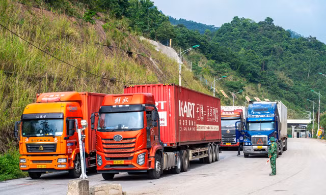 Nườm nượp xe chở nông sản thông quan tại cửa khẩu Lạng Sơn sang Trung Quốc