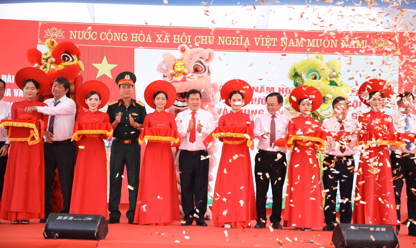 Các đại biểu thực hiện nghi thức cắt băng khánh thành. Ảnh: Nhật Huy.